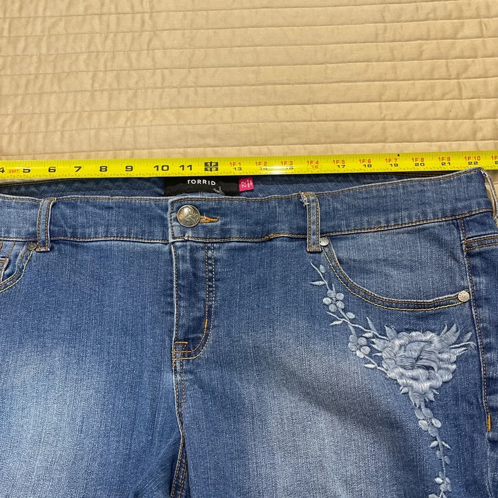 TORRID WOMENS SIZE 22 plus Blue Jean Shorts with Floral Detail on pocket